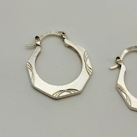 Vintage Sterling Silver Octagon Hoop Earrings – Engraved Leaf Design - Picture 4 of 8